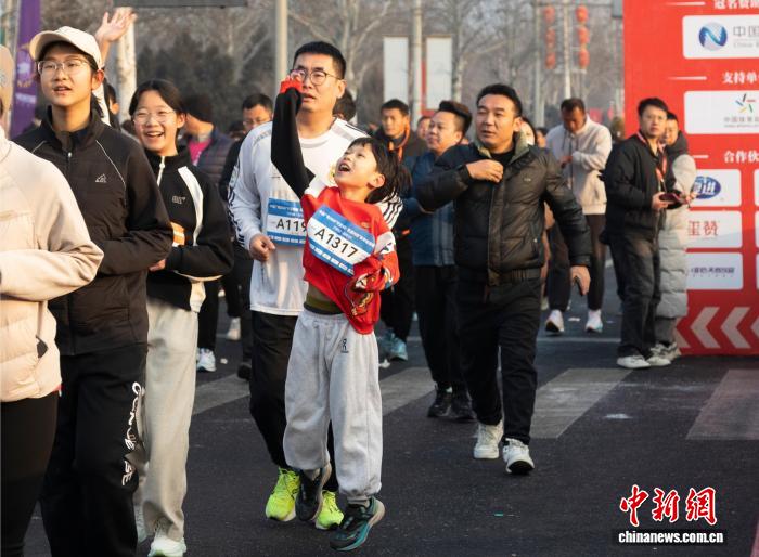 宁夏银川举行新年第一跑：约三千名跑者汇聚兴