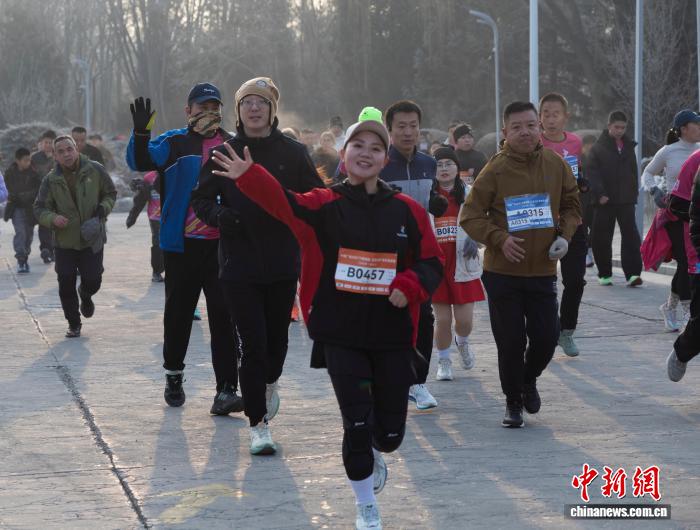 宁夏银川举行新年第一跑：约三千名跑者汇聚兴