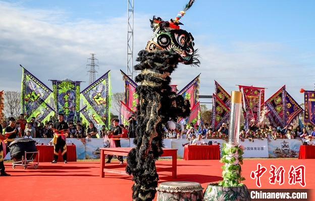 广州白云区舞台汇聚18支醒狮队,举行“百狮争霸