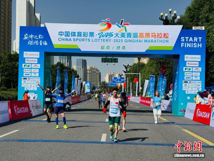 2025大美青海高原马拉松鸣枪开跑 2万跑者共赴高