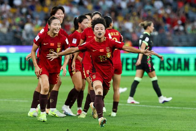 中国女足半决赛1-2不敌澳大利亚 女儿们拼尽全力