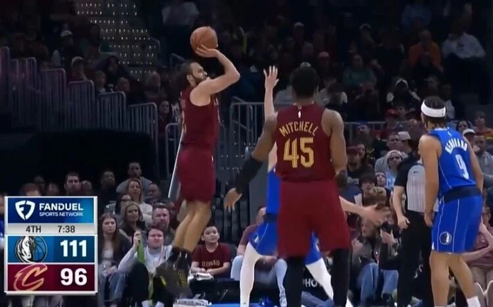 斯特鲁斯复出首秀砍24+8 骑士惜败独行侠