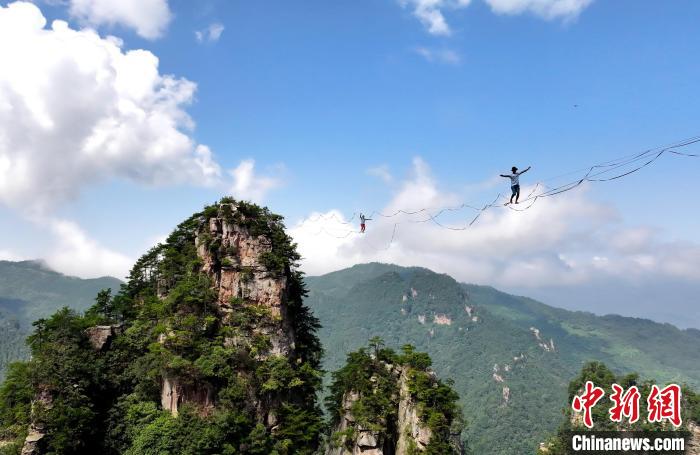 法国选手本勇夺张家界高空扁带赛冠军