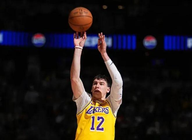 湖人队力克骑士迎三喜局面，拉拉维亚艾顿状态