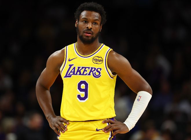 湖人队力克骑士迎三喜局面，拉拉维亚艾顿状态