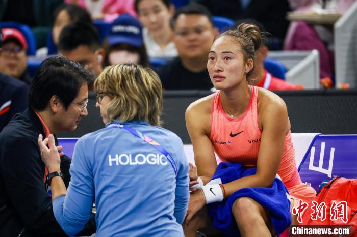 郑钦文的眼泪在巴黎逆转中的瞬间：坚持与成长