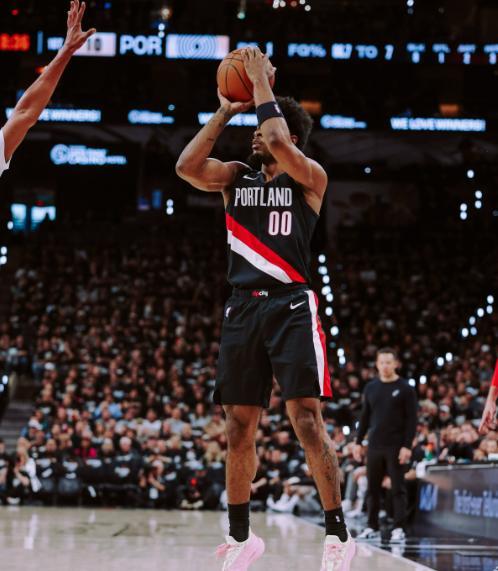 文班亚马伤退马刺末节崩盘开拓者逆转晋级